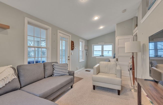 Amazing Lakefront Retreat On Long Lake! 2 Bedroom Home by RedAwning - Foto 17