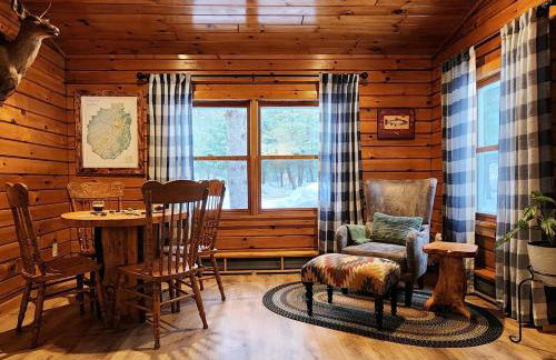 Stylish Forest Lodge with Large Hot Tub, Firepit and Fireplace minutes to Gore Mountain - Foto 13