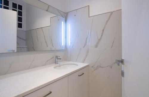 Sea view, vue sur la mer Port De Nice - Appartement de charme 2 P - Photo 5