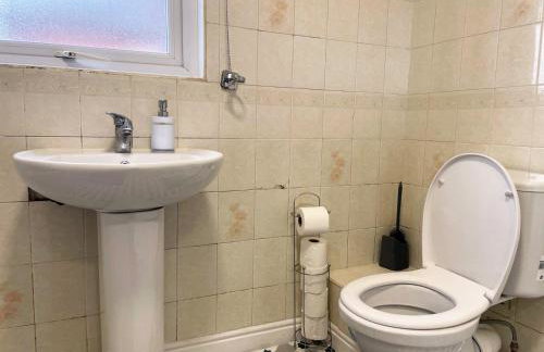 Lovely Spacious House Family & Contractor Friendly 3 Bedroom Near Leeds Centre Sleeps 8 - Foto 31