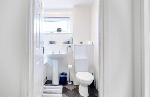 Balloch House -Spacious 3 bed house with on street parking - Photo 18