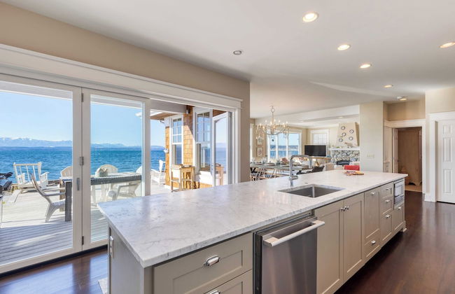 Waterfront 4bdr w/ Deck, Stunning Views, Fire Pit Cedar Street by Avantstay - Foto 10