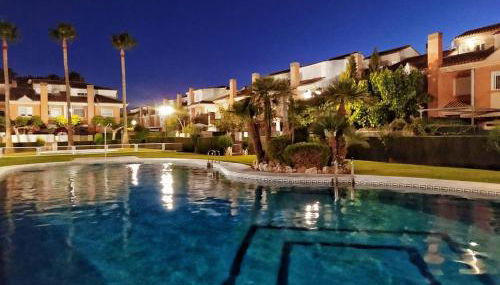 Adosado para familias al lado de la playa, con piscina - Foto 1