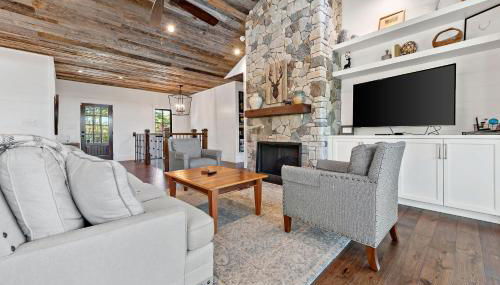 Hilltop Lodge Opulent Lakefront Living in Lake James - Photo 3