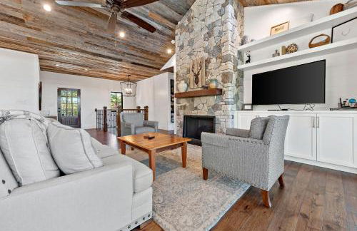 Hilltop Lodge Opulent Lakefront Living in Lake James - Photo 3