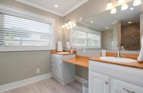 Coastal Vibes! Tropical heated pool home short drive to the beach - Foto 17