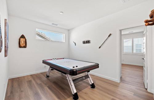 Spacious 5BR Getaway w Game Room & Modern Comfort - Photo 57