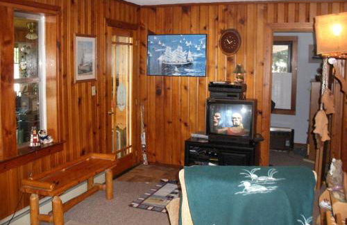 Rustic Lakefront Cottage Rental for Four on Randall Lake, Michigan - Foto 6