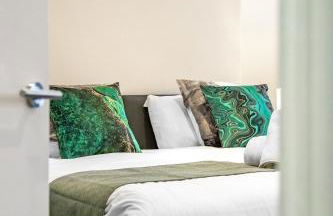 Spacious London 2-Bed Flat with a King Bed-Save on Long Stays-5 Separate Beds- Parking Available! - Foto 38