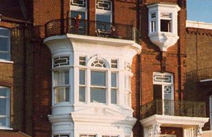 Signature Beachfront Home, Panoramic Sea Views & Marble Fireplace - Foto 32