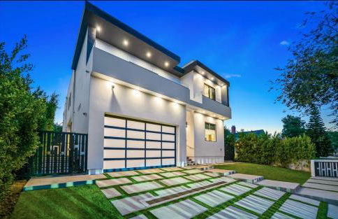 Luxurious Retreat - Modern House with Pool - Photo 52