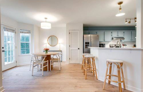 Stylish New 3BR 2.5BA Fire Pit Fence yard - Foto 13