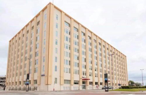 Stunning Downtown Apartment with Pool, Laundry, Parking - Foto 28