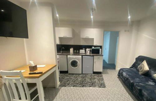 3 Bed Apartment - Sleeps 6 - Free Parking Wifi - Photo 9