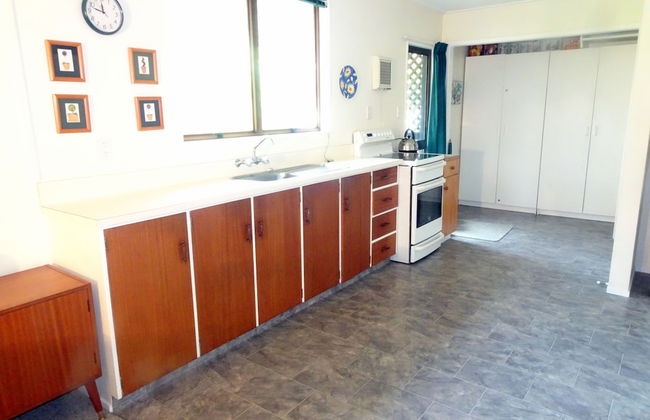 Smokebush Cottage with WIFI - Photo 5