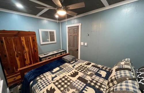 Cubs Den - Hot Tub- Walk to Lake- Fire Pit - Kayaks - Foto 18