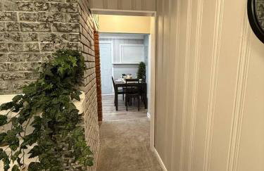 Newly Renovated Gem Fenced Backyard 2 Full Baths - Foto 20