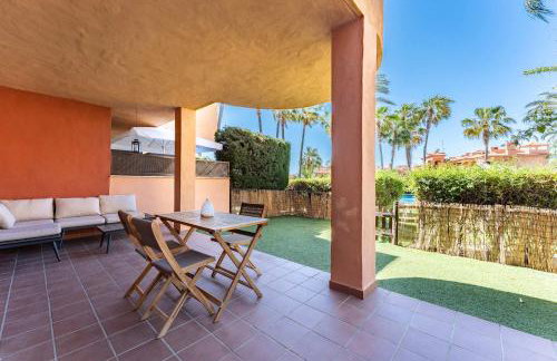 Bajo con acceso directo desde la terraza a la piscina y parking privado en La Reserva de Marbella by Sunny Residences - Foto 3