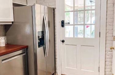 2 Blocks to riverfront | 48" Firepit | Turf Yard - Foto 1