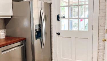 2 Blocks to riverfront | 48" Firepit | Turf Yard - Foto 1