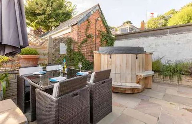 Apartmentsleeps3-garden-hottub-parking - Photo 12