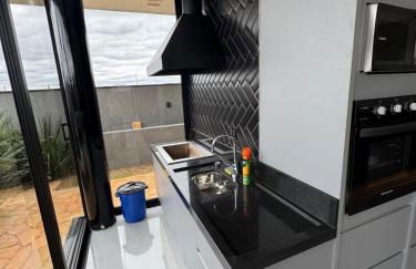 Belo sobrado com piscina aquecida em Ninho Verde 2 - Foto 7