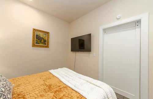 Stylish South Hill Retreat Queen Bed and Sofa Sleeper Full Kitchen Free Parking - Foto 48