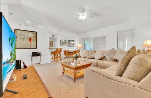 Home with Private Pool, Game Room & Big Backyard! - Foto 31