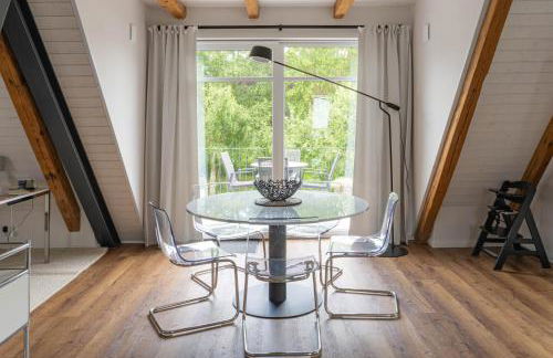 Traumhafte Ferienwohnung am Park, großer Balkon, voll ausgestattete Küche, Schreibtisch, WiFi, Smart TV, Carport, Wallbox, Fahrräder - Foto 5