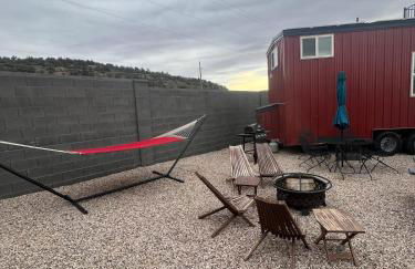 Access Zion & Bryce! Tiny Home with Rooftop Deck and Hot Tub - Foto 7