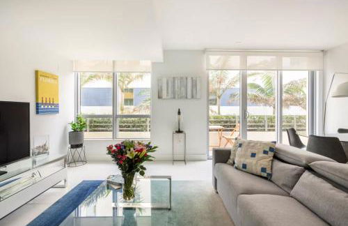 Beachfront Bentley Hotel One Bedroom Suite with Balcony and Beach access - Foto 1