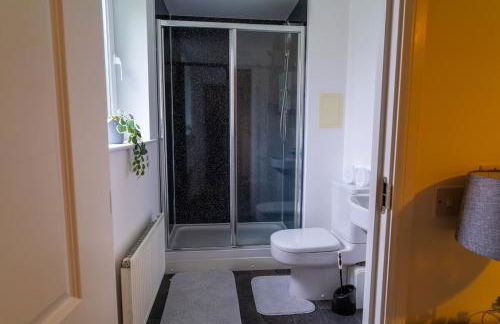 Two Bedroom En-Suite Modern Apartment Urquhart Road , Beach Area -Free Parking - Photo 11