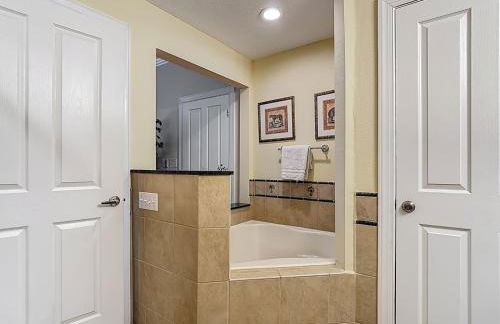 3-BR Condo with Dreamy Balcony Views, Walk to Pool - Foto 24