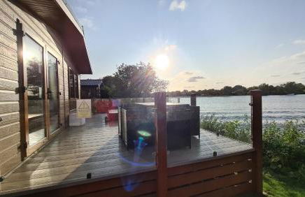 Tattershall Lakeside Lodge Indulgent wheelchair accessible 8 berth with Hot Tub - Foto 1