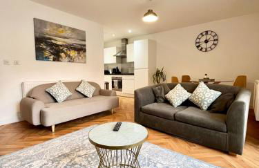 2 Double beds OR 4 Singles, 2 Bathrooms, FREE PARKING, Smart TV's, Close to Gunwharf Quays, Beach & Historic Dockyard - Foto 1