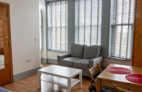 Studio apartment next to Highgate tube station - Photo 1