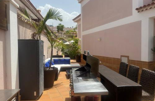 VILLA BLOSSOM in the beautiful area of Puerto Santiago Tenerife with 5 bedrooms for up to 10 guests private swimming pool and many other activities to entertain the family Secure parking for 2 cars and disabled access throughout - Foto 67