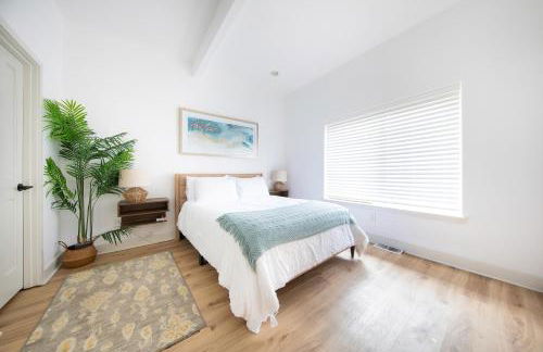 Modern retreat w/ stunning views & hot tub - Photo 32