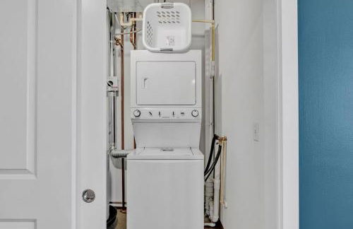 Modern Condo w/ Cathedral Views in Great Location - Foto 8