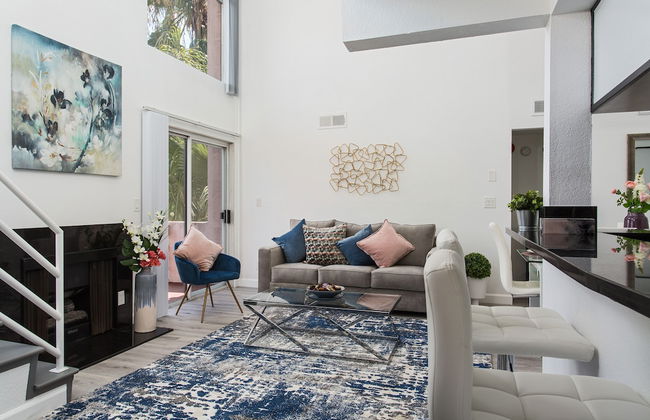 Extravagant Hollywood Cosmo Suites - Photo 17