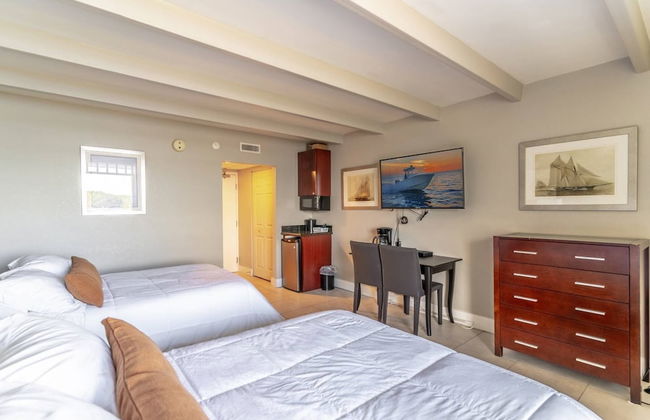 215 Little Harbor Inn - Photo 8