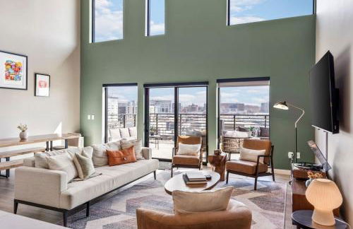 Penthouse Luxury with Pool Patio and City View plus Walk to Broadway - Foto 1