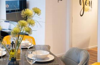 Modern, komplett saniert, in zentraler Citylage beim Kennedyplatz, voll ausgestatte Küche, offener Wohn- und Essbereich, helle Räume - Photo 24