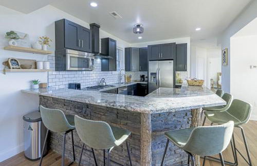 Ridgetop Hideaway 12-Guest Oasis with Hot Tub & Epic Views Near Winery Tours & Trails - Pets are allowed by request - Foto 5