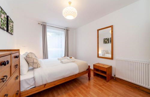 Bright 2BR flat off trendy Chiswick High Road - Photo 2