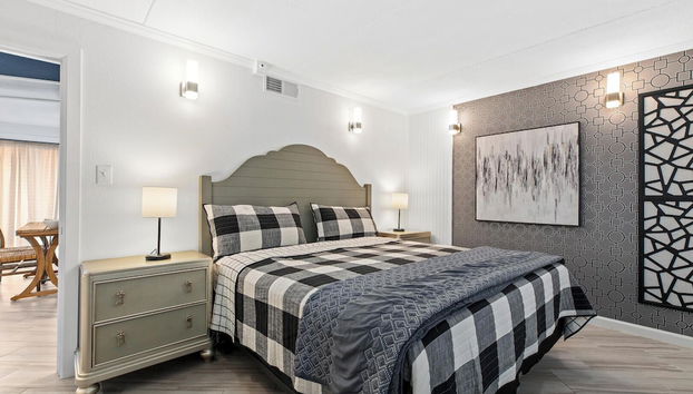 Luxury Ground Floor Condo - 1 Block to Beach & Bay! - Foto 3, Habitación