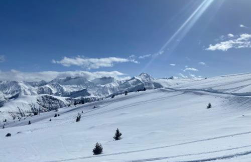 vue splendide montagnes centre village pieds des pistes et remontées Mécaniques - Foto 39