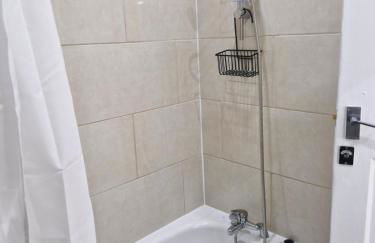 Lovely 2 Bed Heathrow and parking - Foto 14