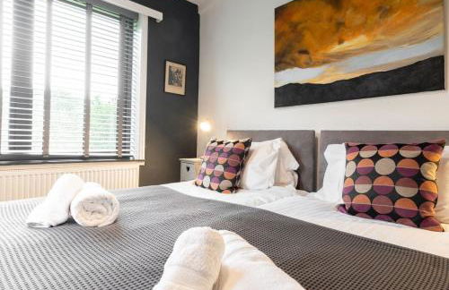 Stunning 6 Bedroom with Swimming Pool & Sauna! - Foto 103