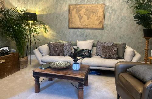 Park View is a beautiful whole entire house close to town centre, sleeps 8 in 4 rooms, 2 doubles and 4 single beds with 2 shower rooms, available for holidays, insurance stays, trades people, contractors, pets welcome - Foto 2